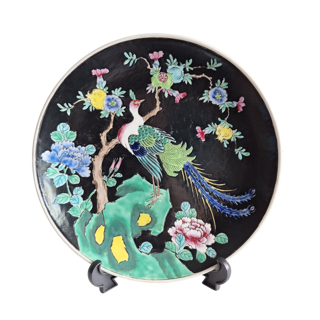 Arita Porzellanteller – Famille Noir, Pfau & Pfingstrose, Meiji/Taisho-Zeit