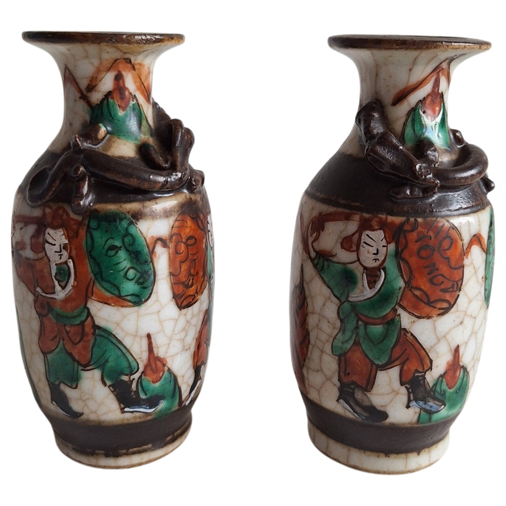 Set van 2 Nanking Stijl Miniatuurvaasjes – Chinees Porselein met Krijgersfiguren en Craquelé Glazuur