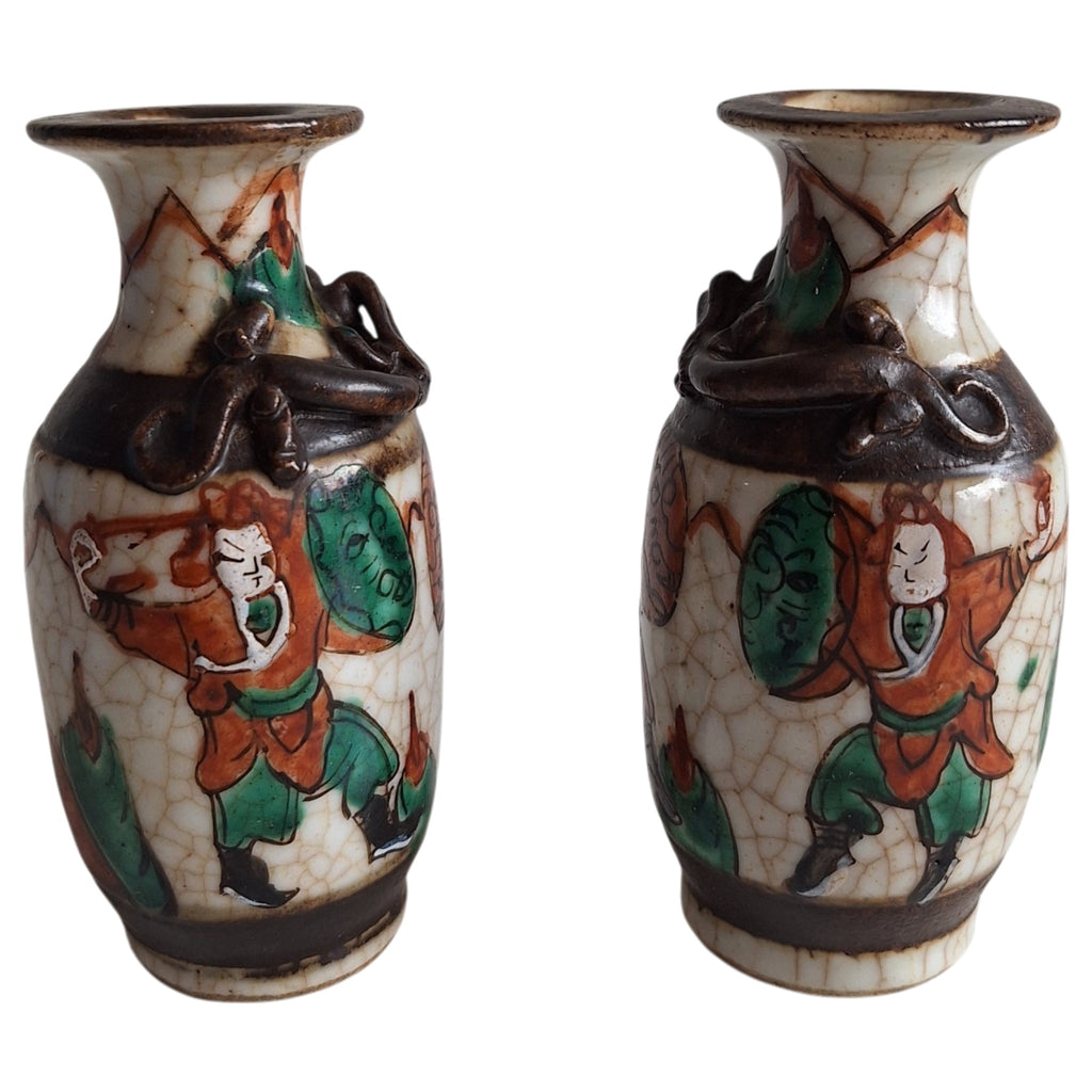 Set van 2 Nanking Stijl Miniatuurvaasjes – Chinees Porselein met Krijgersfiguren en Craquelé Glazuur