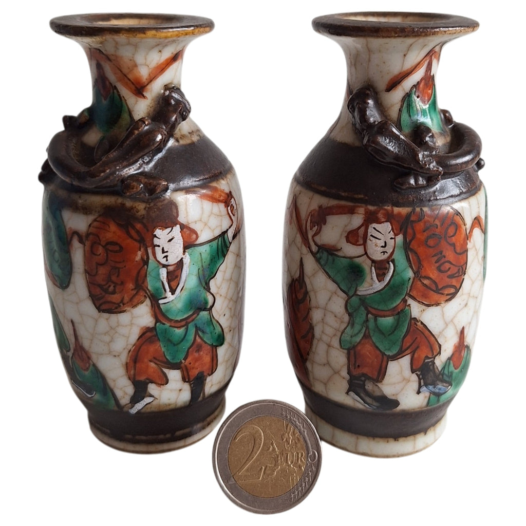 Set van 2 Nanking Stijl Miniatuurvaasjes – Chinees Porselein met Krijgersfiguren en Craquelé Glazuur