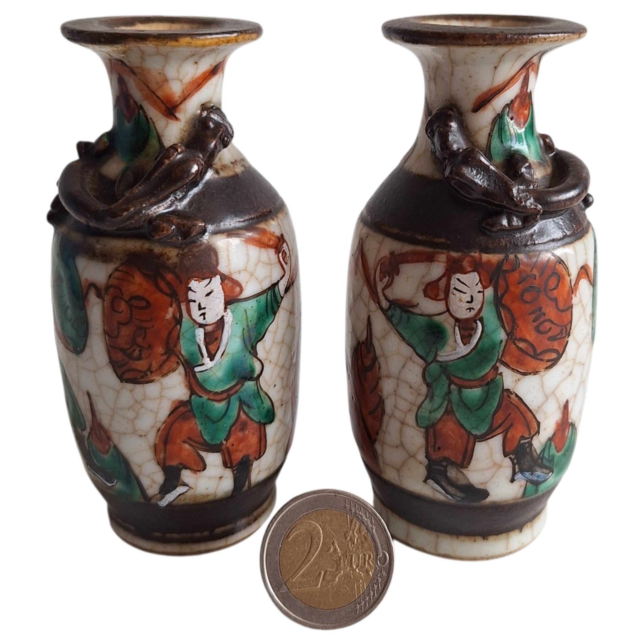 Set van 2 Nanking Stijl Miniatuurvaasjes – Chinees Porselein met Krijgersfiguren en Craquelé Glazuur