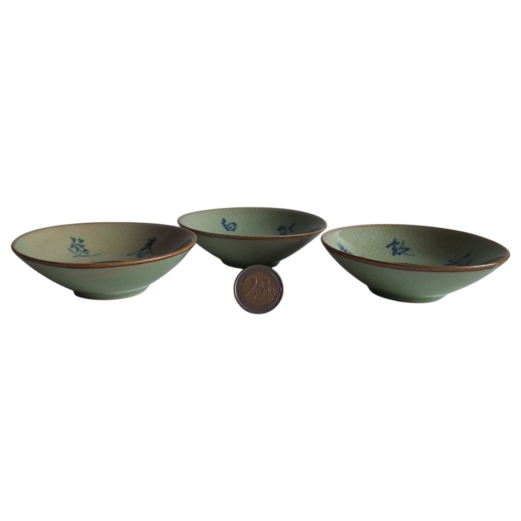 Set van 3 Celadon Schaaltjes – Chinees Porselein met Craquelé Glazuur en Kalligrafie