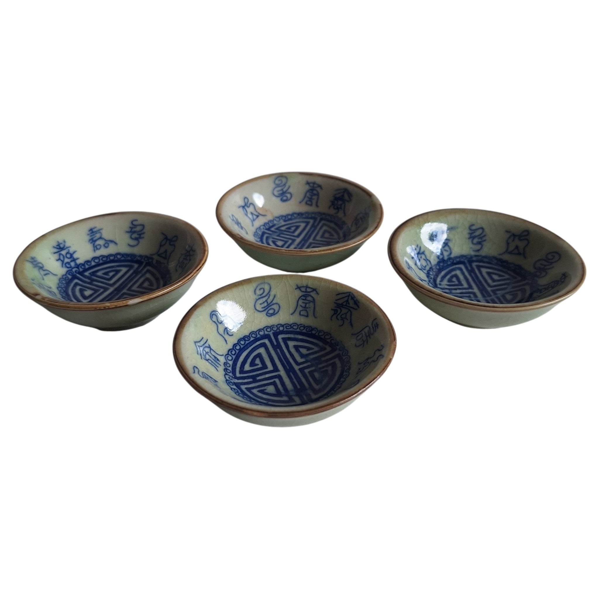Set van 4 Celadon Sauskommetjes – Chinees Porselein met Karakters en Bruine Rand