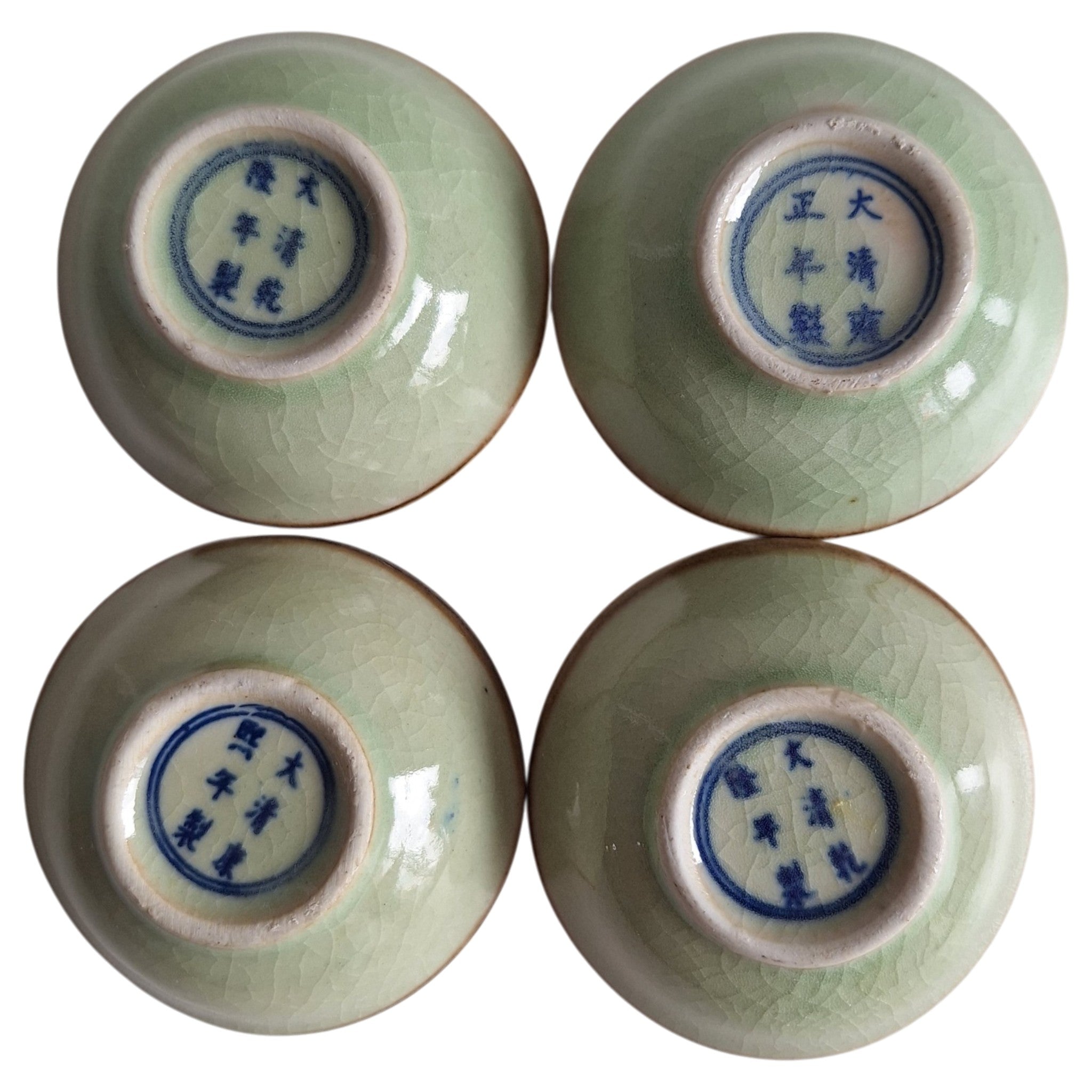 Set van 4 Celadon Sauskommetjes – Chinees Porselein met Karakters en Bruine Rand