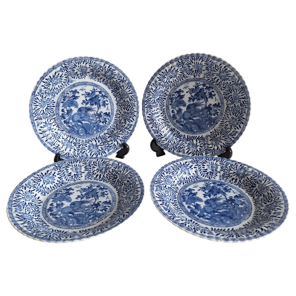 4 Porzellanteller mit Transfer-Chinoiserie-Dekor, rückseitig markiert, 23 cm Durchmesser (1 Teller mit 1 Haarriss)