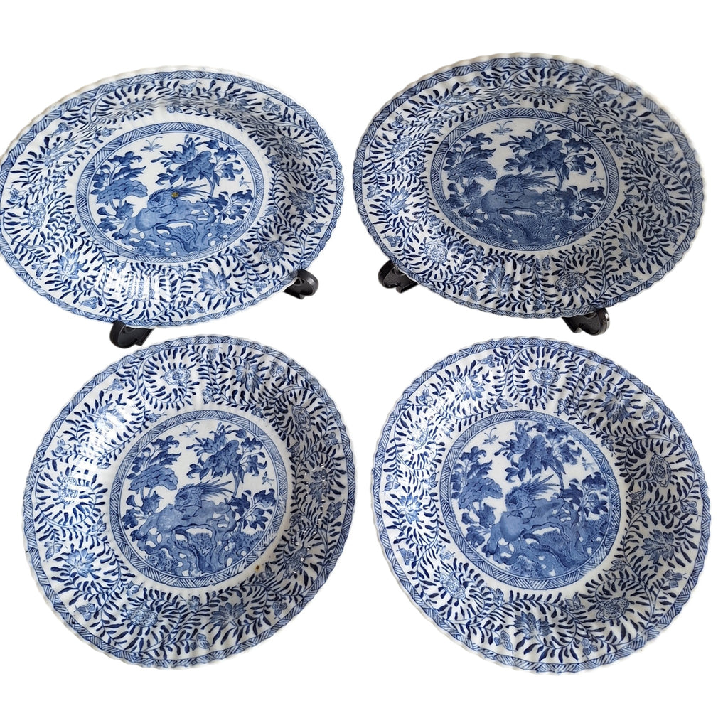 4 Porzellanteller mit Transfer-Chinoiserie-Dekor, rückseitig markiert, 23 cm Durchmesser (1 Teller mit 1 Haarriss)