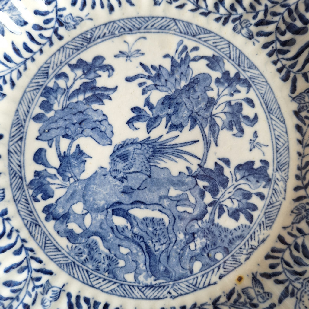 4 Porzellanteller mit Transfer-Chinoiserie-Dekor, rückseitig markiert, 23 cm Durchmesser (1 Teller mit 1 Haarriss)