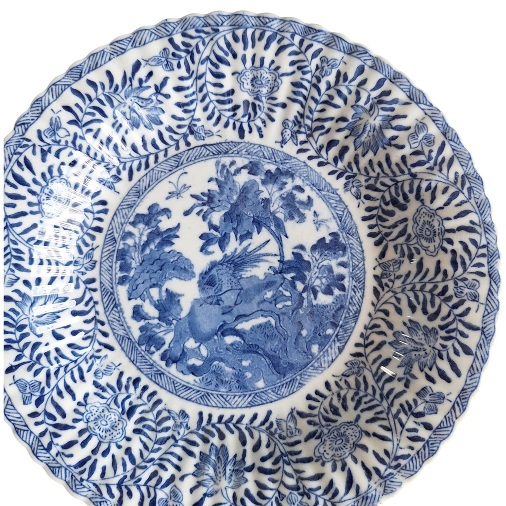 4 Porzellanteller mit Transfer-Chinoiserie-Dekor, rückseitig markiert, 23 cm Durchmesser (1 Teller mit 1 Haarriss)