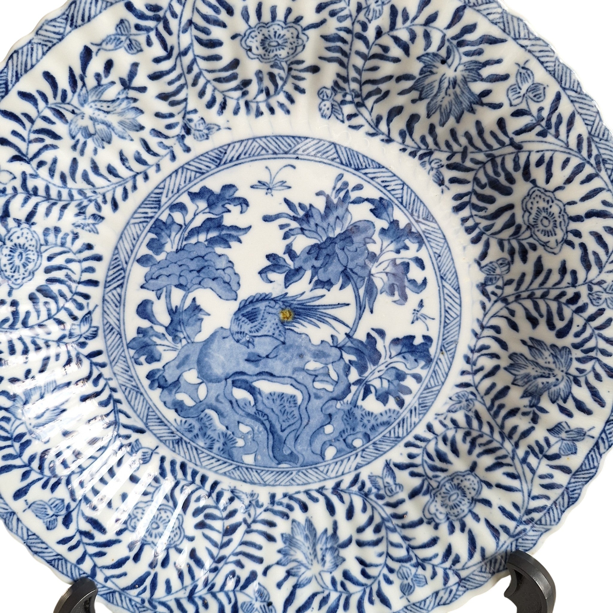 4 Porzellanteller mit Transfer-Chinoiserie-Dekor, rückseitig markiert, 23 cm Durchmesser (1 Teller mit 1 Haarriss)