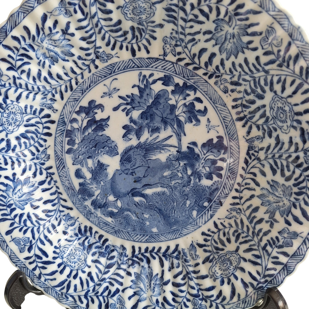 4 Porzellanteller mit Transfer-Chinoiserie-Dekor, rückseitig markiert, 23 cm Durchmesser (1 Teller mit 1 Haarriss)