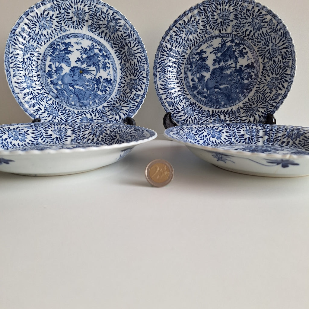 4 Porzellanteller mit Transfer-Chinoiserie-Dekor, rückseitig markiert, 23 cm Durchmesser (1 Teller mit 1 Haarriss)