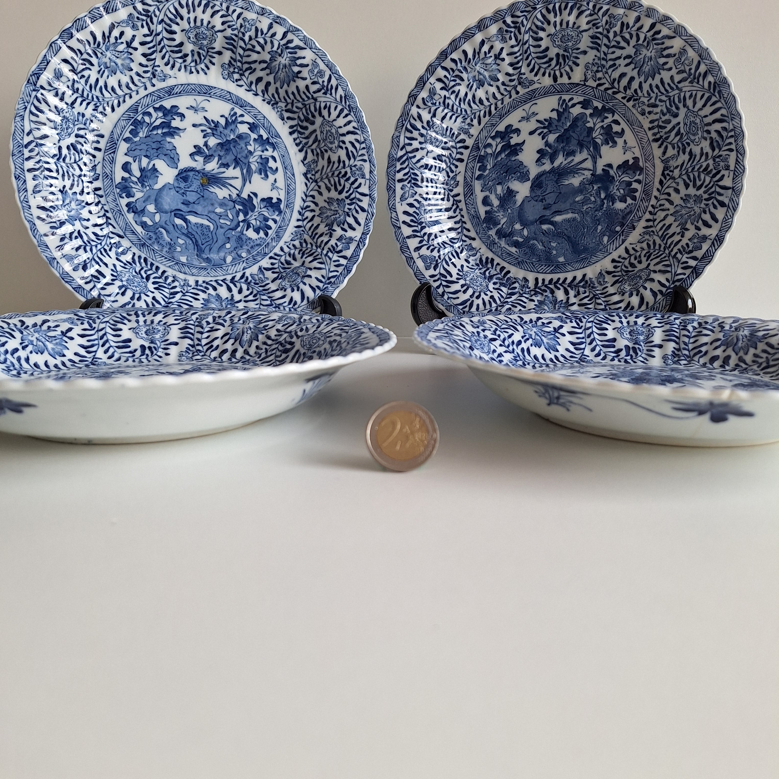 4 Porzellanteller mit Transfer-Chinoiserie-Dekor, rückseitig markiert, 23 cm Durchmesser (1 Teller mit 1 Haarriss)