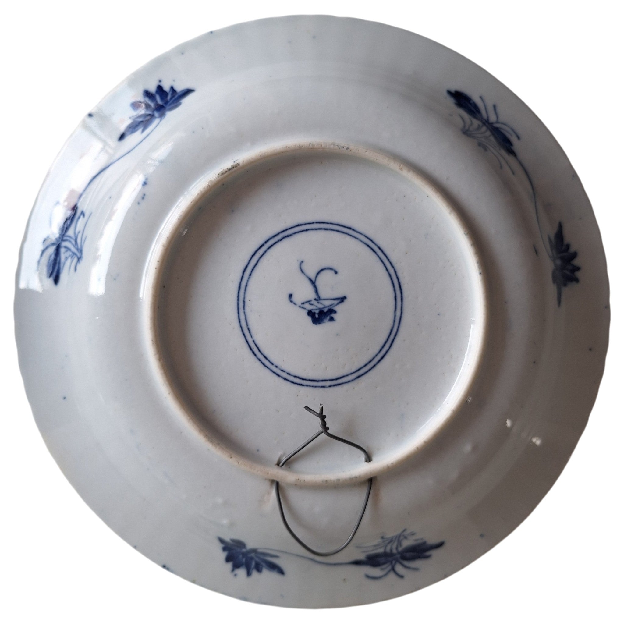 4 Porzellanteller mit Transfer-Chinoiserie-Dekor, rückseitig markiert, 23 cm Durchmesser (1 Teller mit 1 Haarriss)
