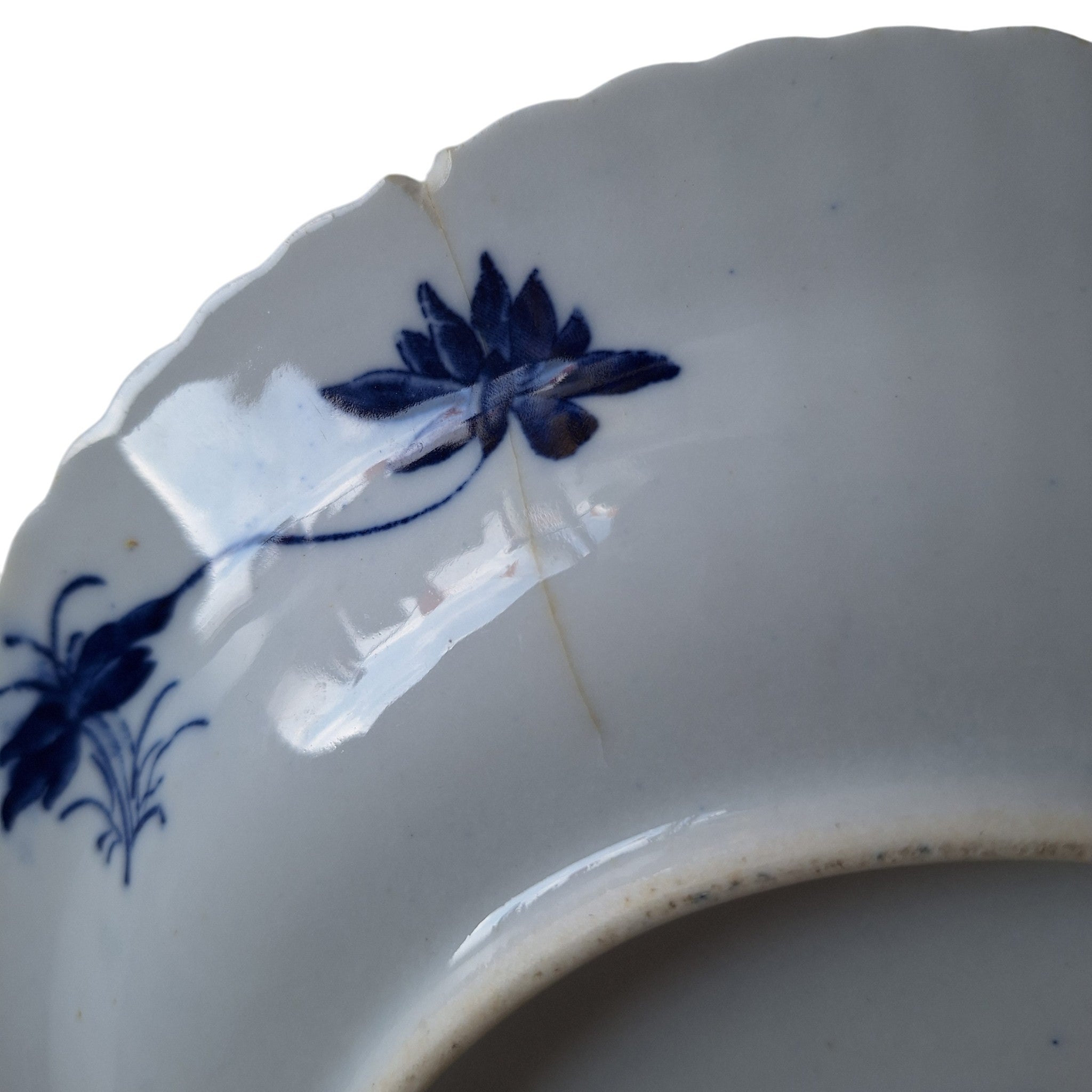 4 Porzellanteller mit Transfer-Chinoiserie-Dekor, rückseitig markiert, 23 cm Durchmesser (1 Teller mit 1 Haarriss)
