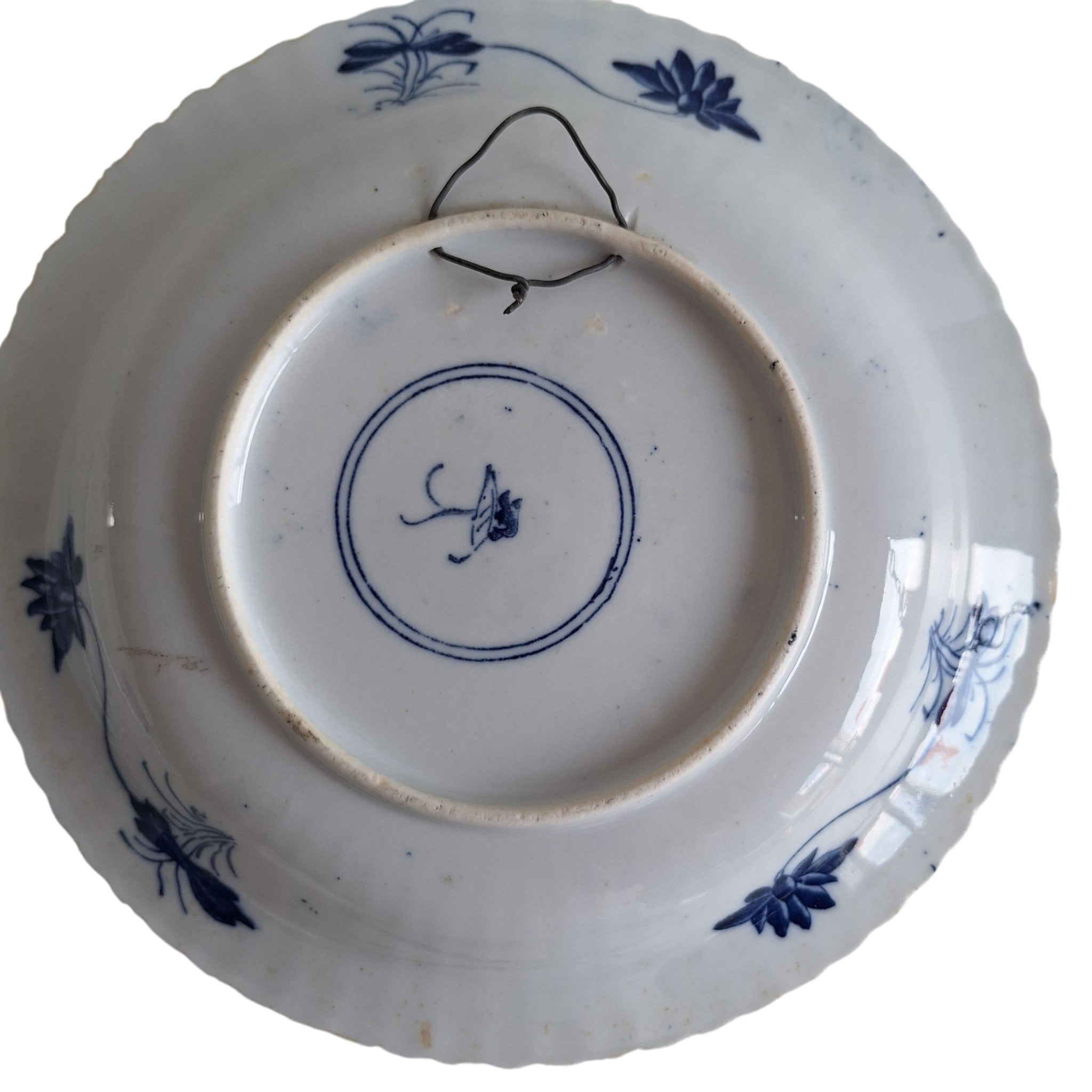4 Porzellanteller mit Transfer-Chinoiserie-Dekor, rückseitig markiert, 23 cm Durchmesser (1 Teller mit 1 Haarriss)