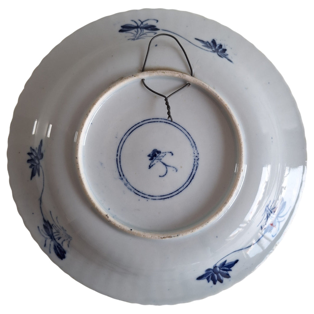 4 Porzellanteller mit Transfer-Chinoiserie-Dekor, rückseitig markiert, 23 cm Durchmesser (1 Teller mit 1 Haarriss)