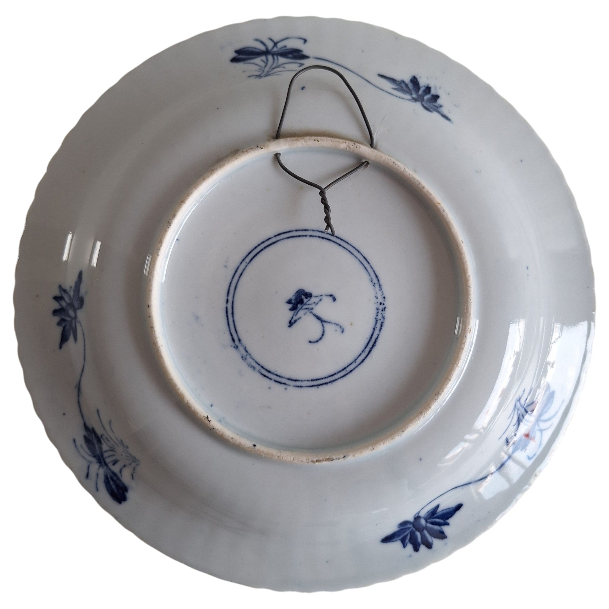 4 Porzellanteller mit Transfer-Chinoiserie-Dekor, rückseitig markiert, 23 cm Durchmesser (1 Teller mit 1 Haarriss)