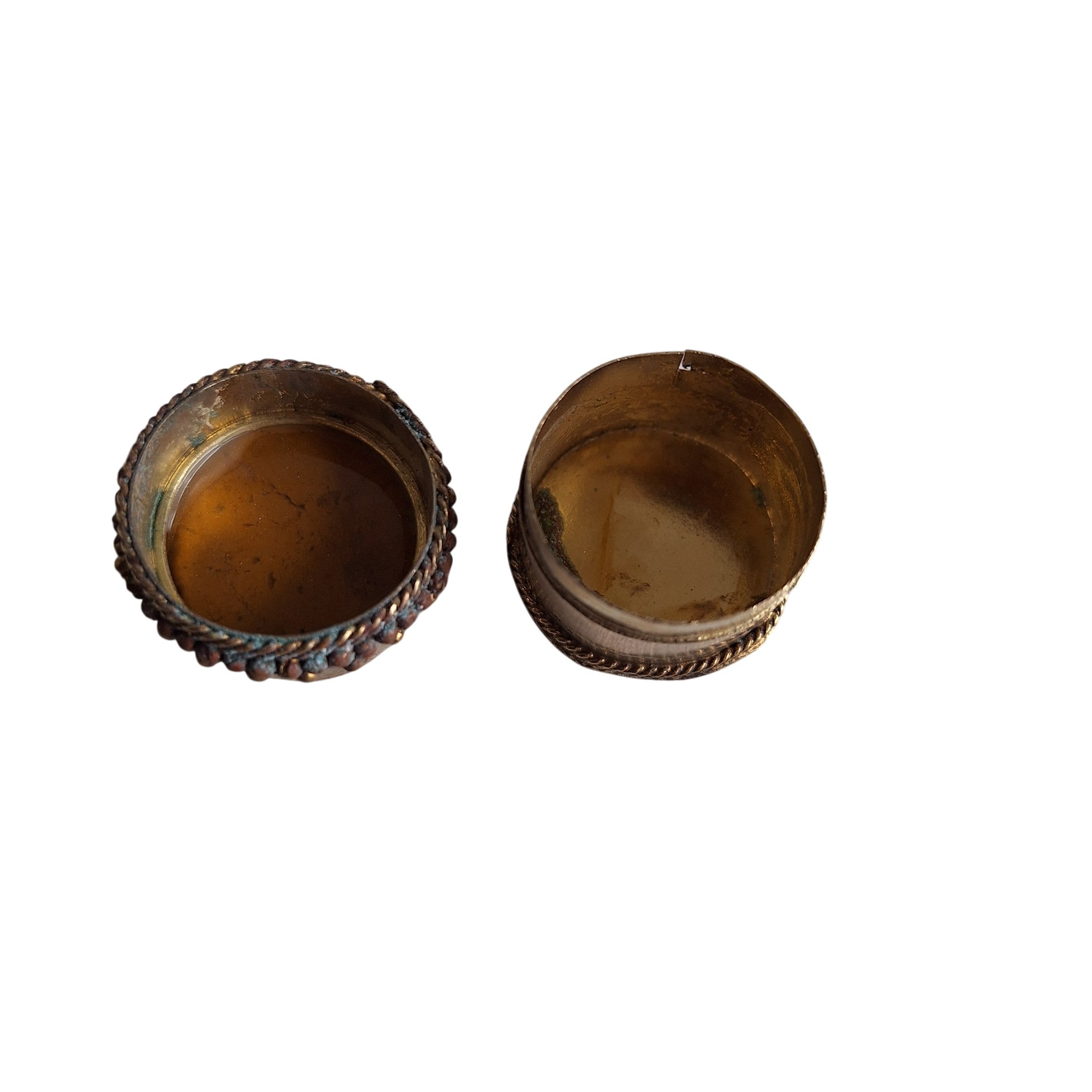 Goudkleurig Pillendoosje met Amberkleurige Halfedelsteen – Touwpatroon, Handgemaakt Messing
