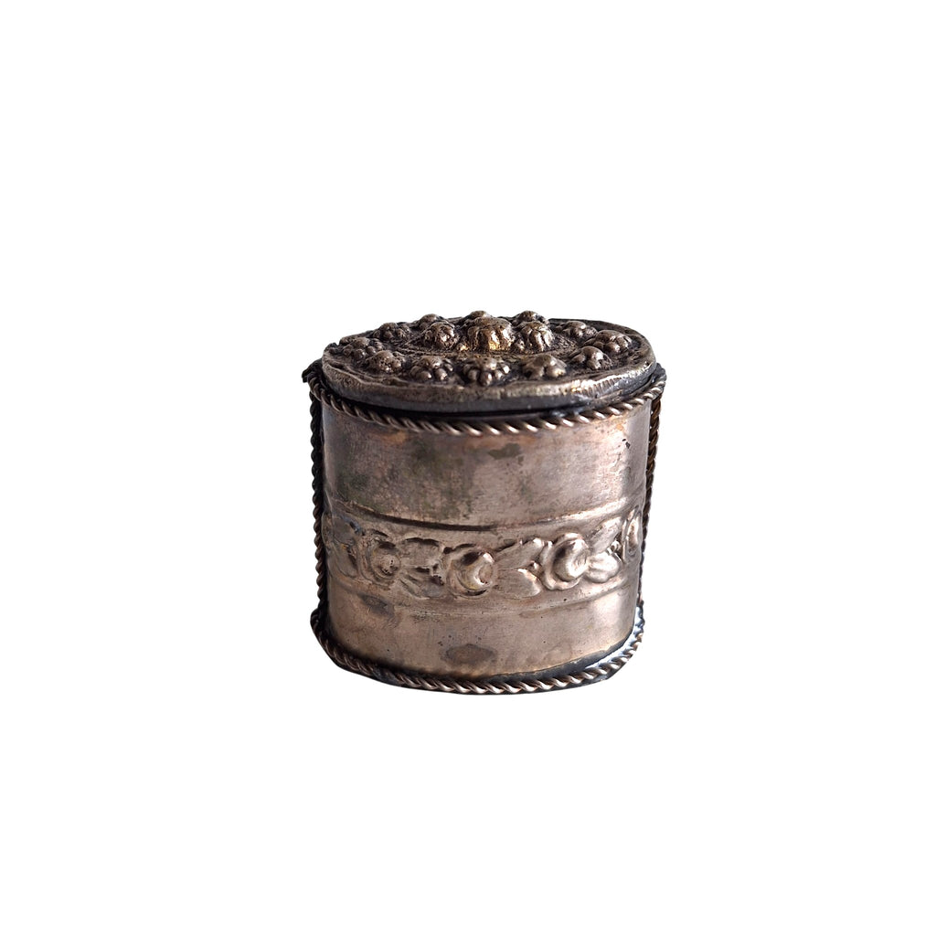 Verzilverd Pillendoosje met Reliëf Bloemmotief – Repoussé Decoratie, Antiek Patina