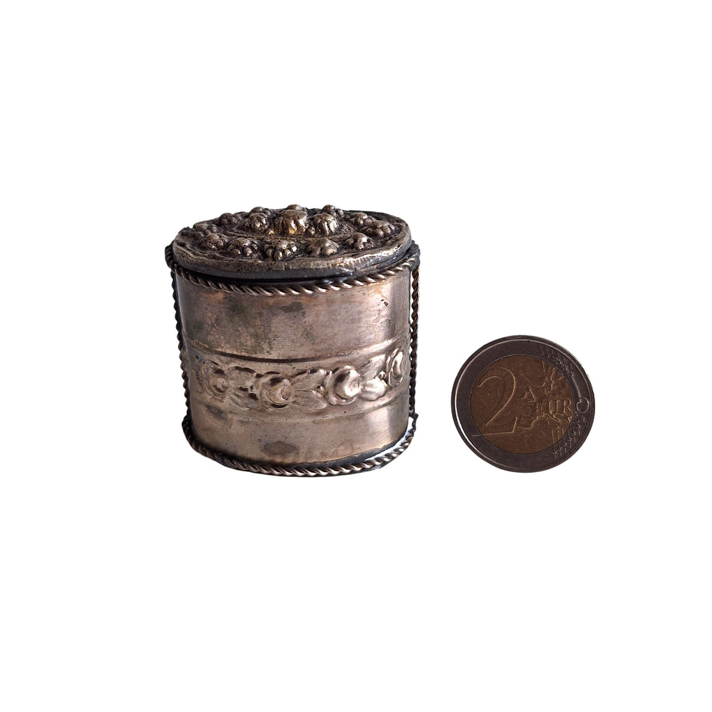 Verzilverd Pillendoosje met Reliëf Bloemmotief – Repoussé Decoratie, Antiek Patina