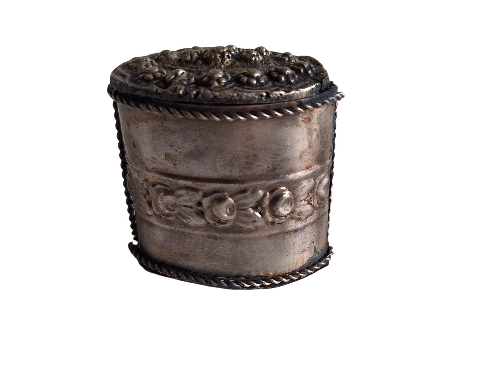 Verzilverd Pillendoosje met Reliëf Bloemmotief – Repoussé Decoratie, Antiek Patina