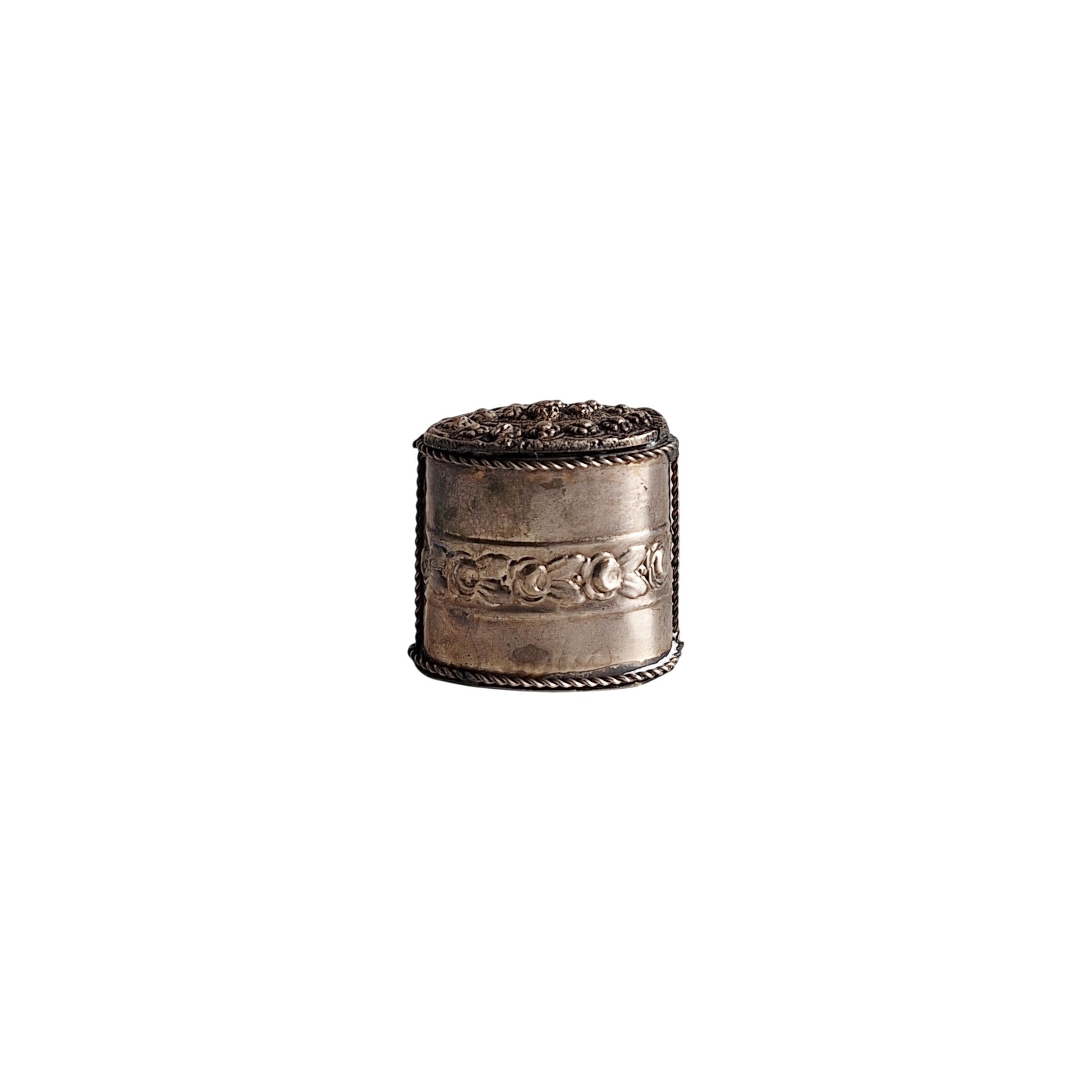 Verzilverd Pillendoosje met Reliëf Bloemmotief – Repoussé Decoratie, Antiek Patina