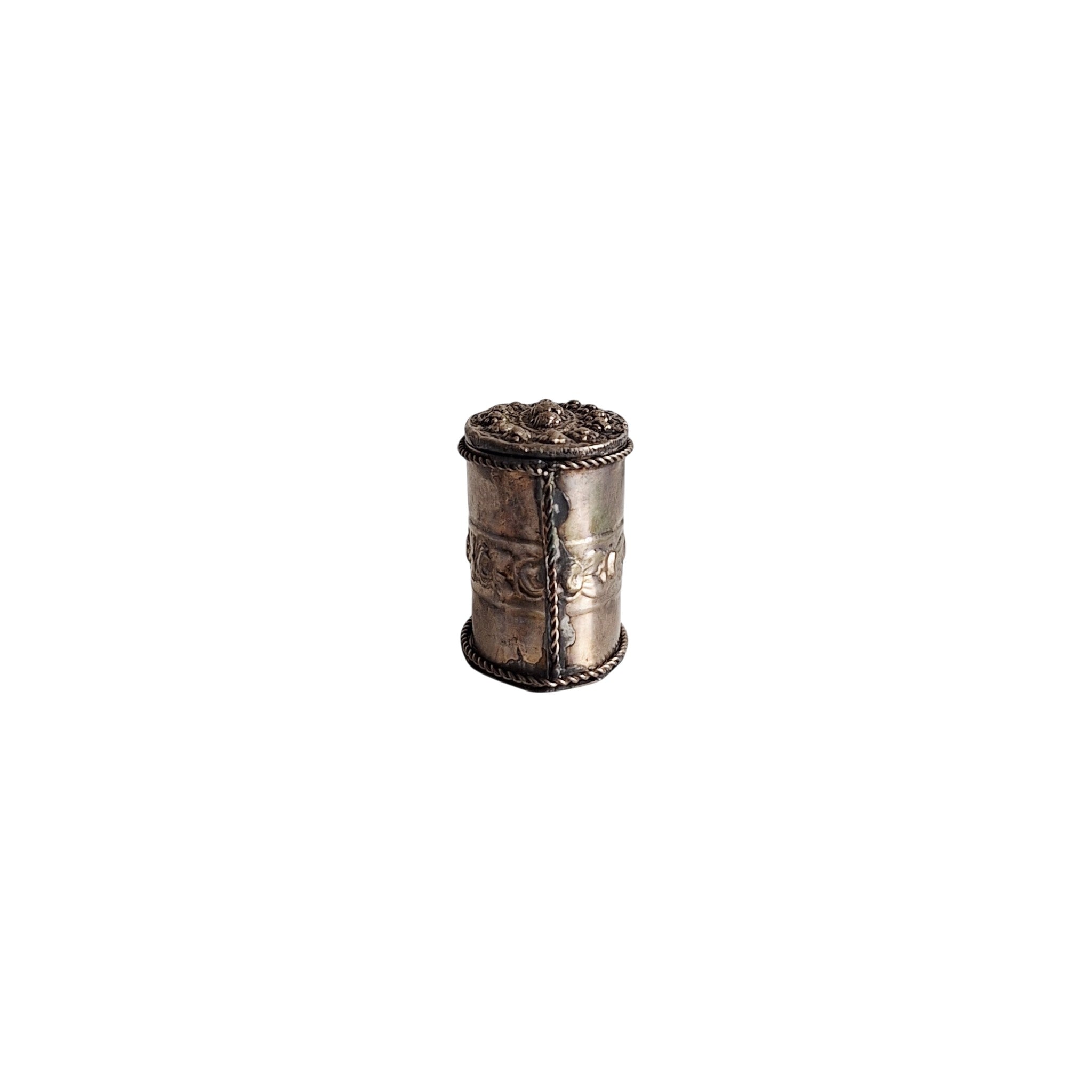 Verzilverd Pillendoosje met Reliëf Bloemmotief – Repoussé Decoratie, Antiek Patina