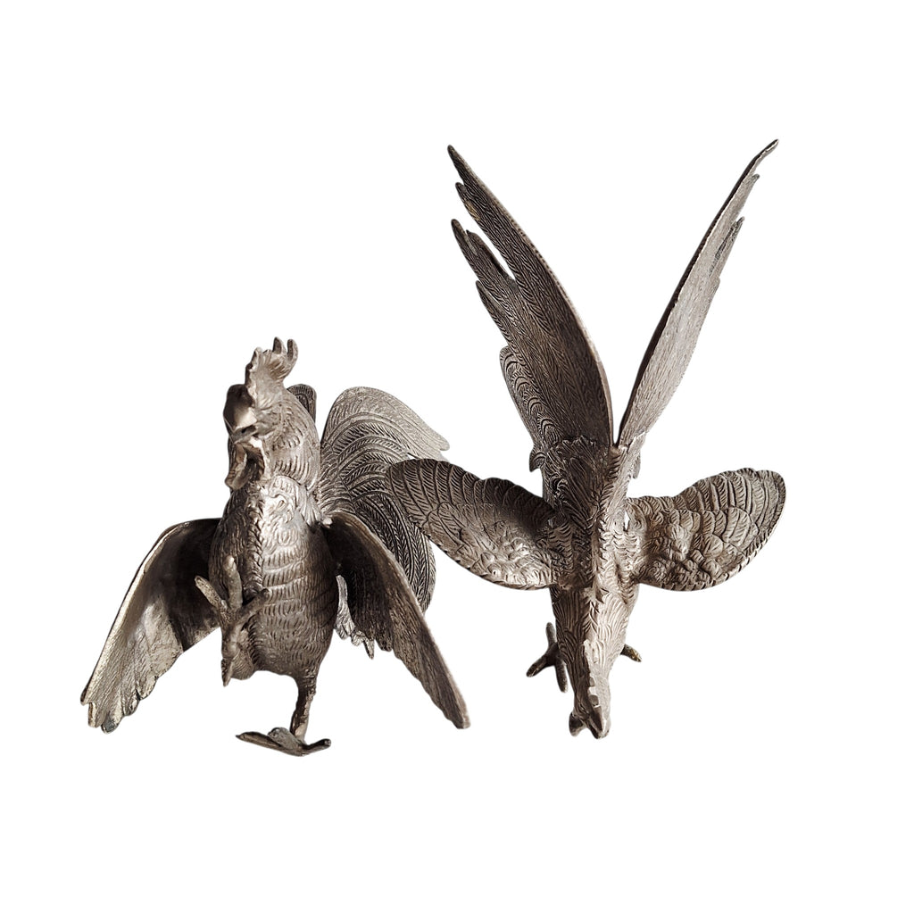 Paar grote metalen kemphaantjes - vechtende hanen beeldjes Frans decoratief - set van 2