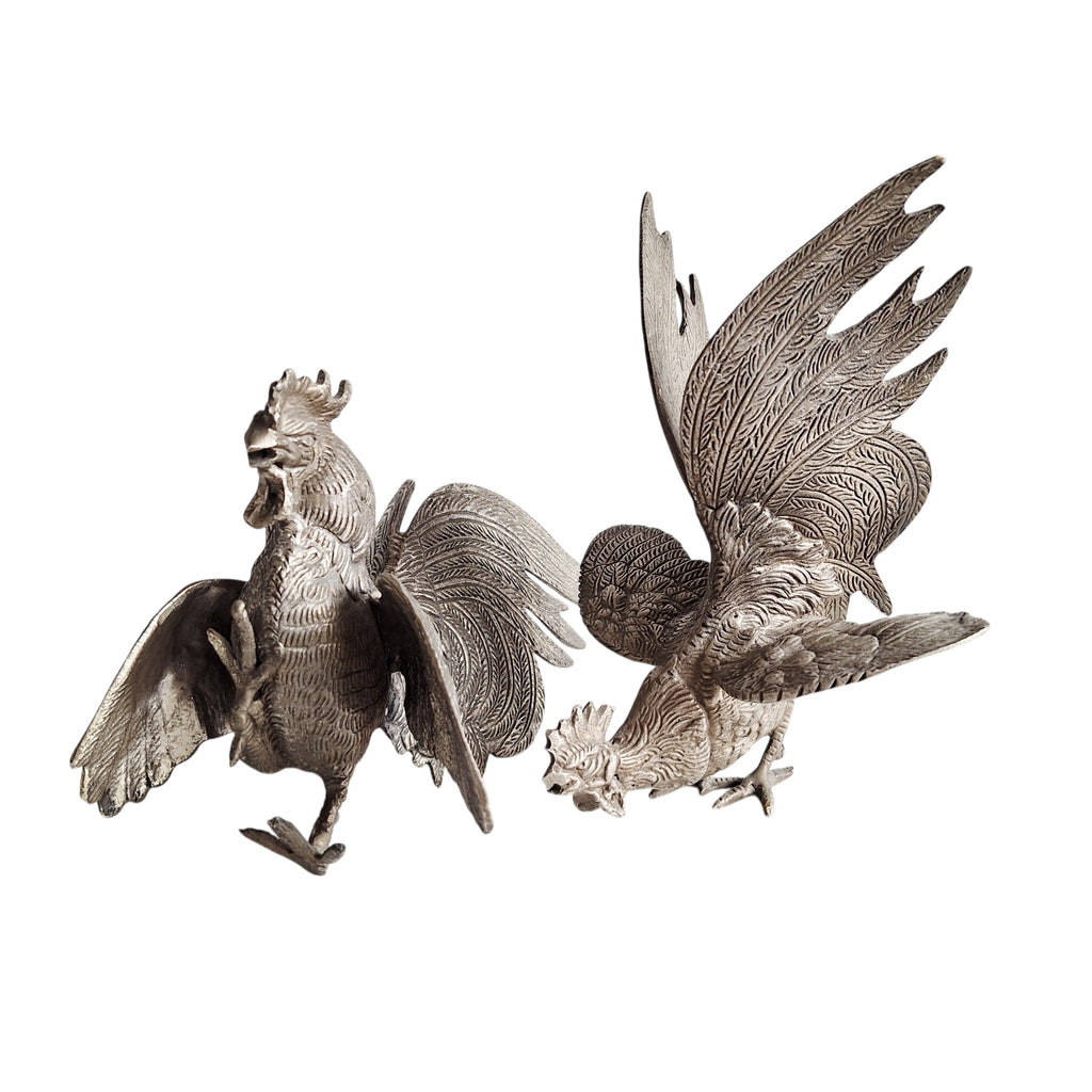 Paar grote metalen kemphaantjes - vechtende hanen beeldjes Frans decoratief - set van 2