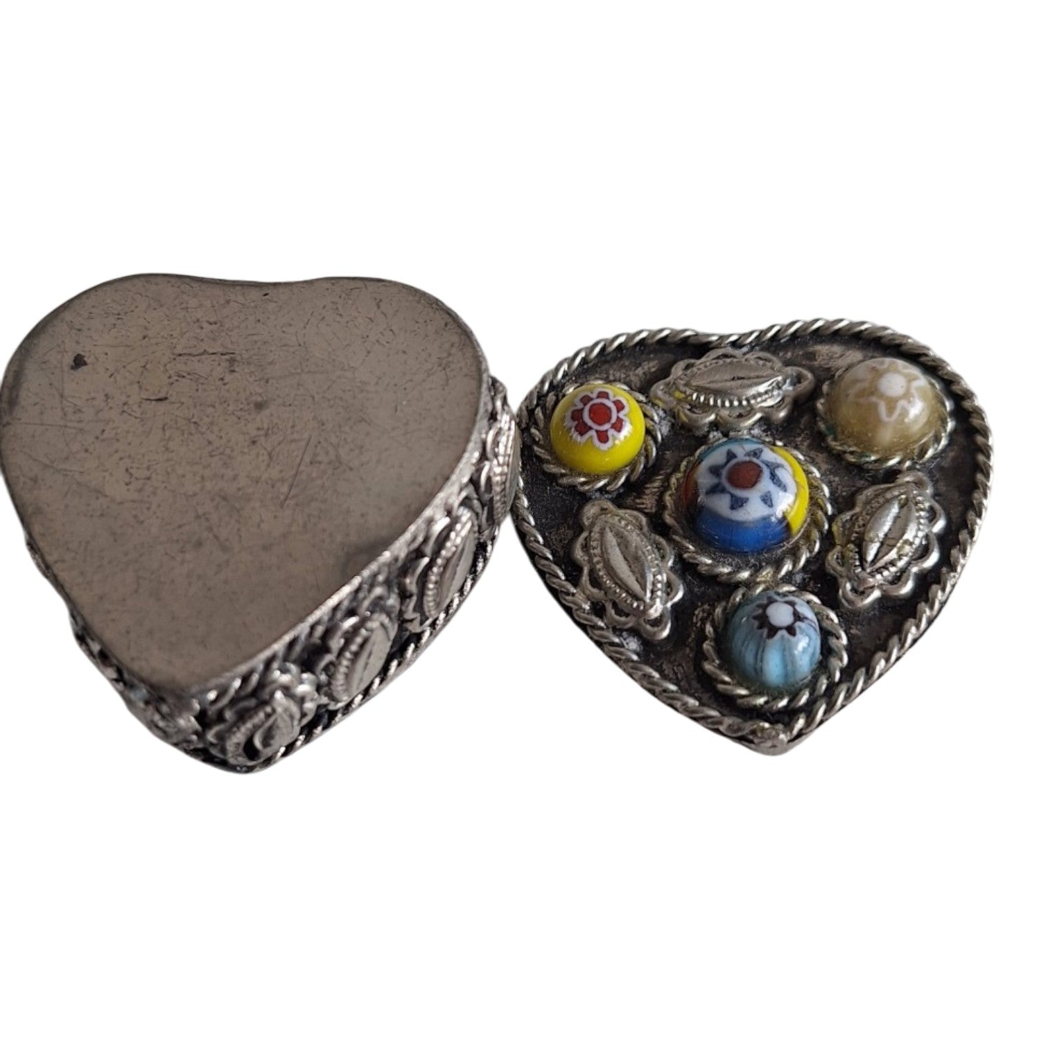 Verzilverd pillen- of ringendoosje - Murano stijl millefiori glaskralen