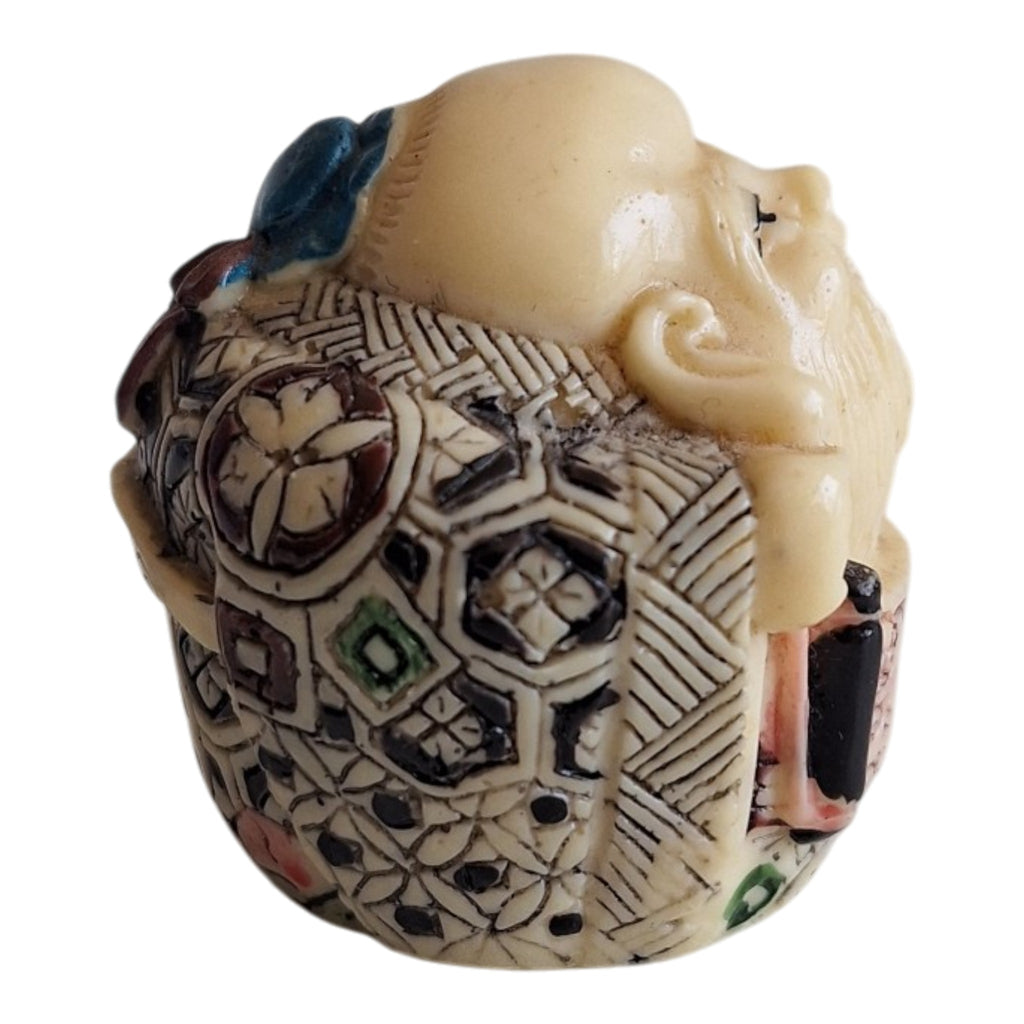 Netsuke Wijsgeer Beeldje - Ivoorkleurig met Kalligrafie