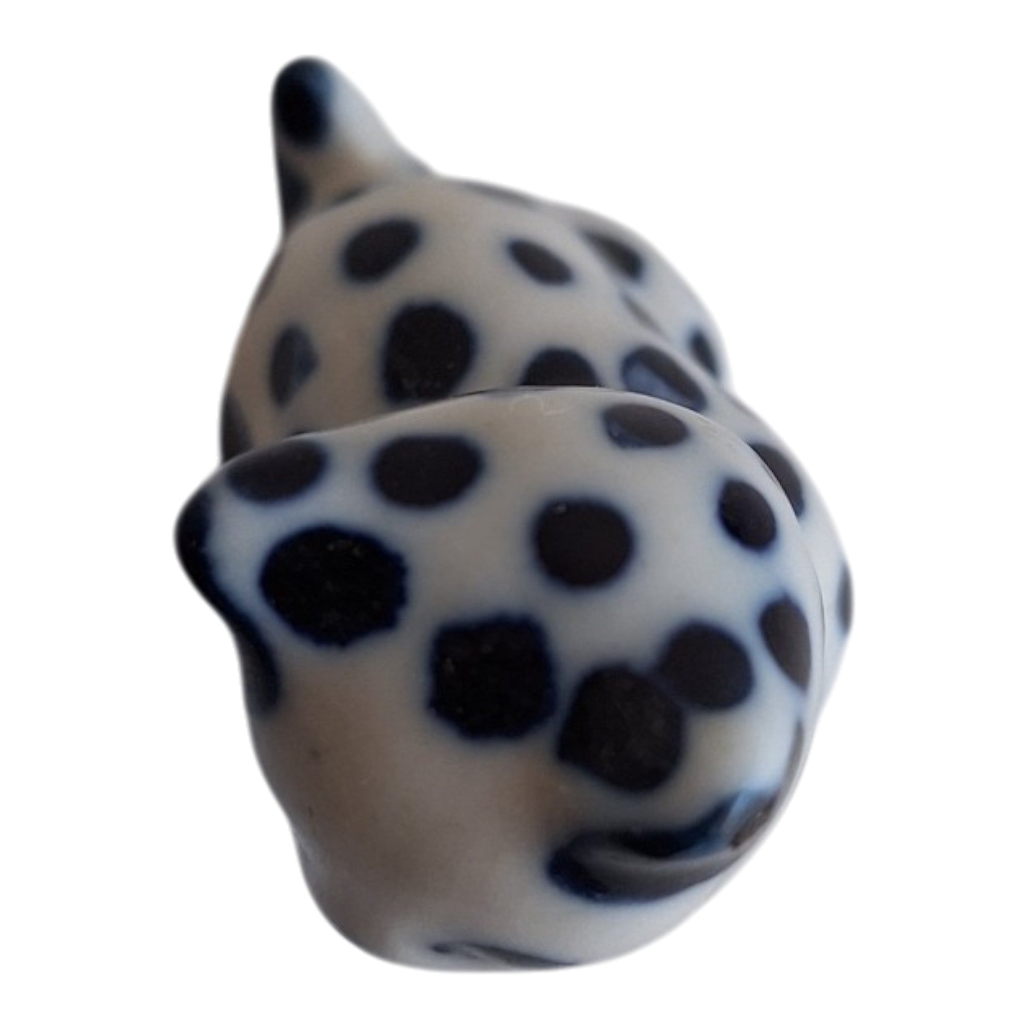 Miniatuur Kattenbeeldje - Blauw-Wit Keramiek - Stippenpatroon