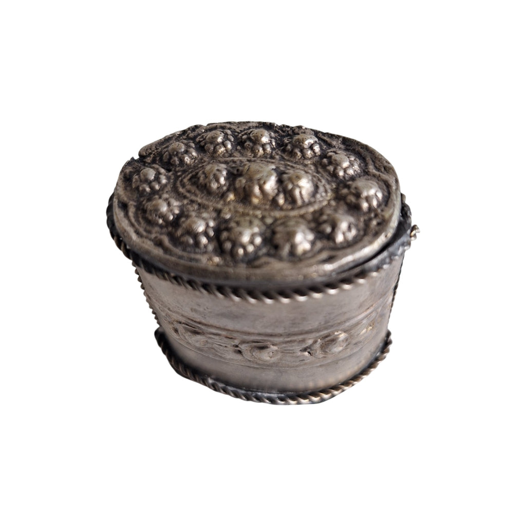 Verzilverd Pillendoosje met Reliëf Bloemmotief – Repoussé Decoratie, Antiek Patina