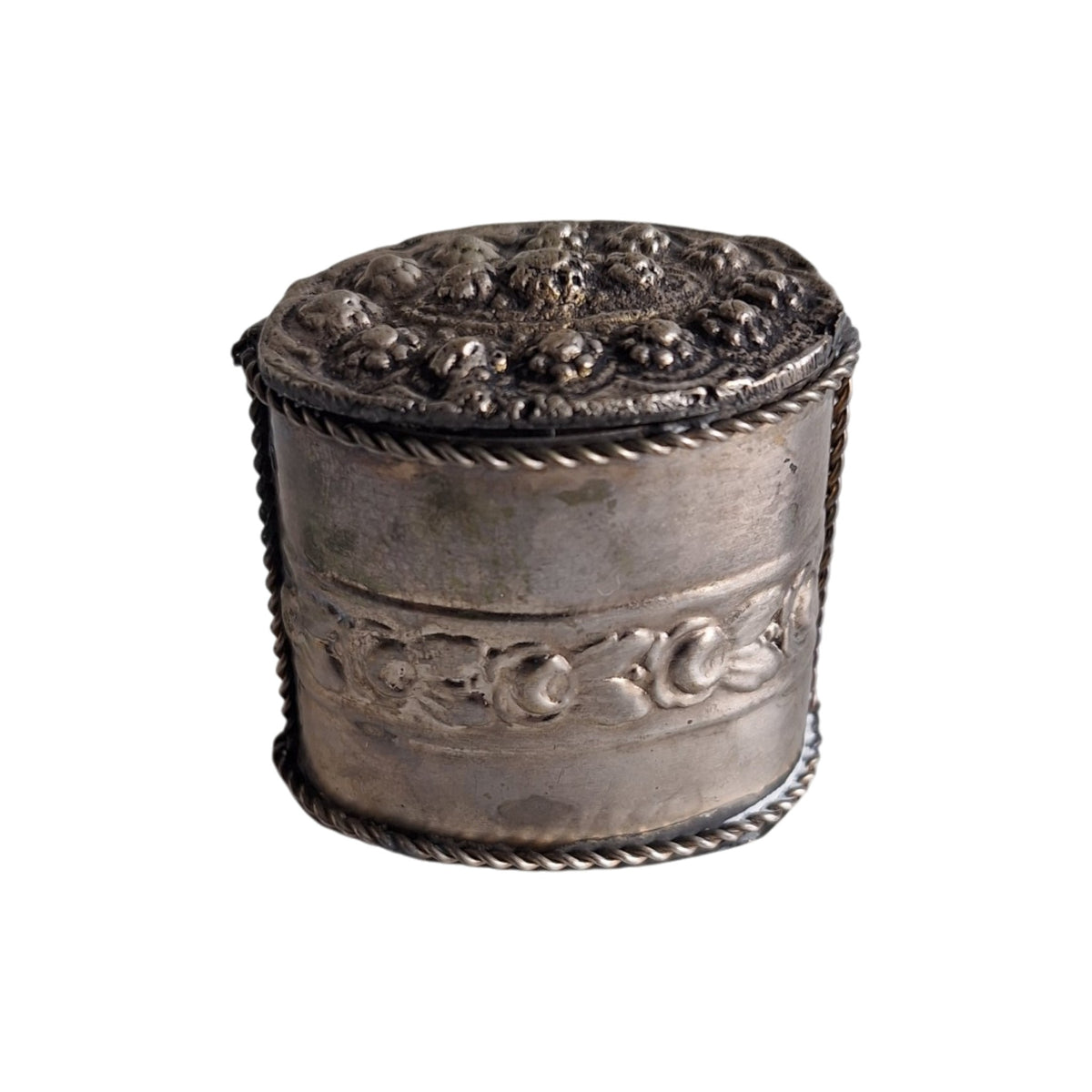 Verzilverd Pillendoosje met Reliëf Bloemmotief – Repoussé Decoratie, Antiek Patina