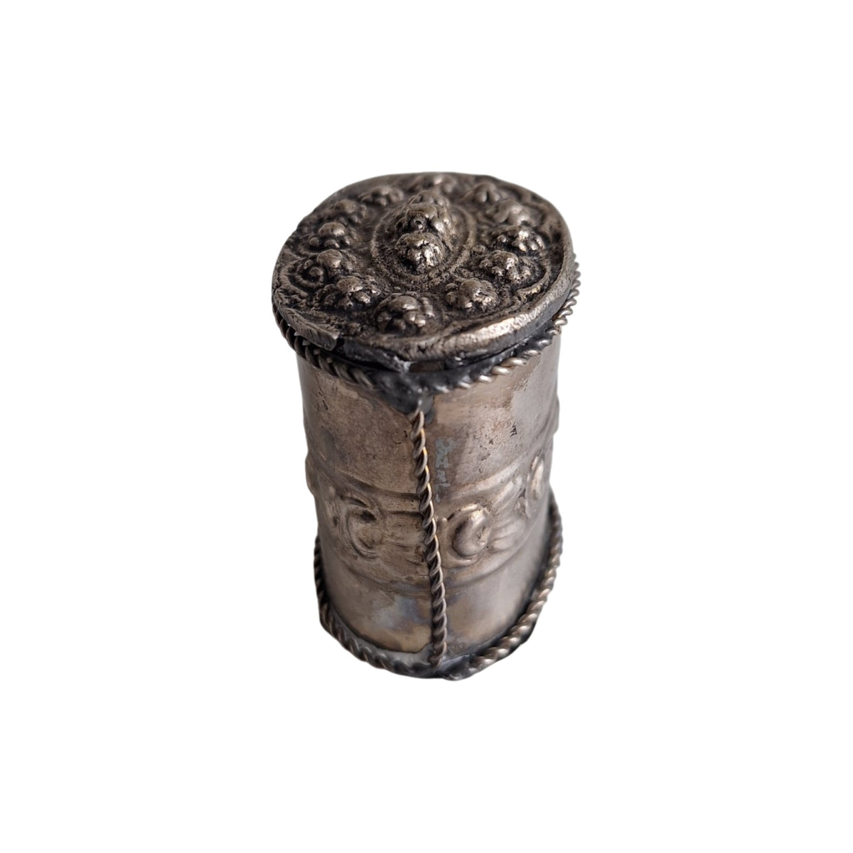 Verzilverd Pillendoosje met Reliëf Bloemmotief – Repoussé Decoratie, Antiek Patina