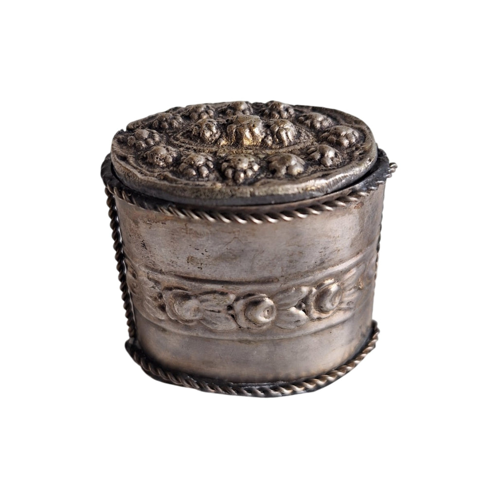 Verzilverd Pillendoosje met Reliëf Bloemmotief – Repoussé Decoratie, Antiek Patina