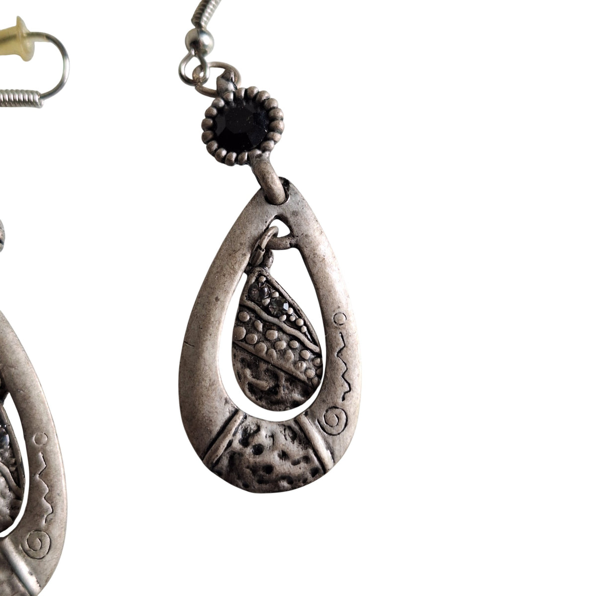 Goldfarbene Ohrstecker mit Perle und Strass