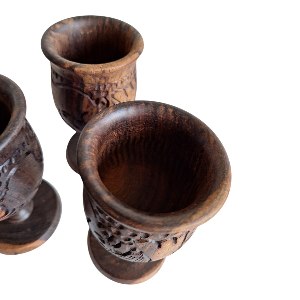 Set van 6 handgesneden Afrikaanse houten kelken met dierenreliëf