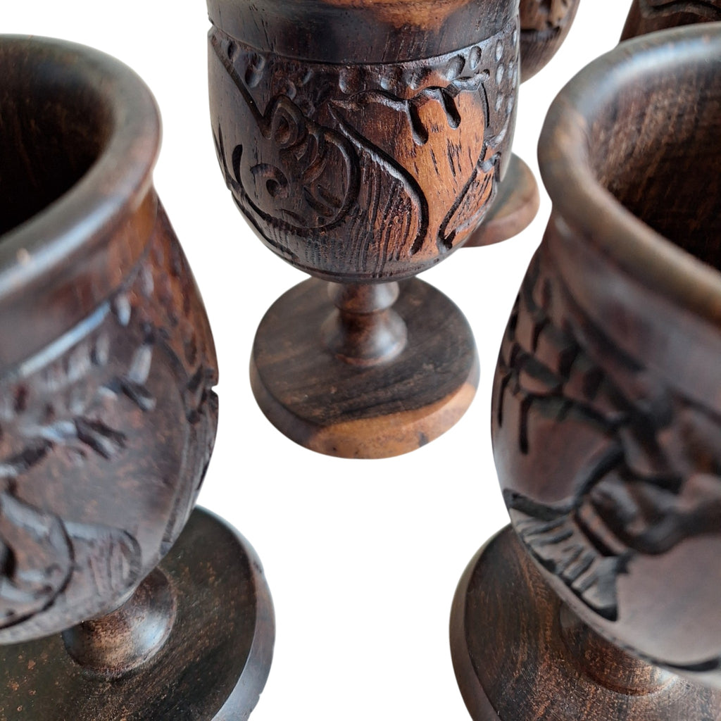 Set van 6 handgesneden Afrikaanse houten kelken met dierenreliëf