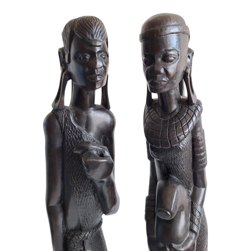 Paar houten Maasai-figuren - man en waterdraagster