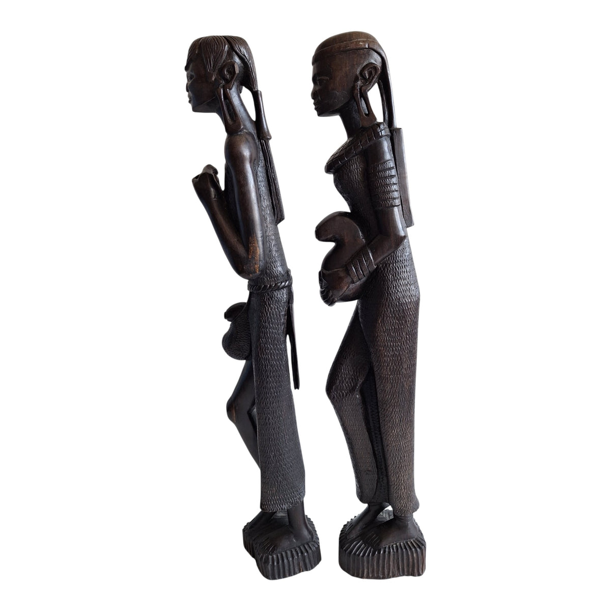 Paar houten Maasai-figuren - man en waterdraagster