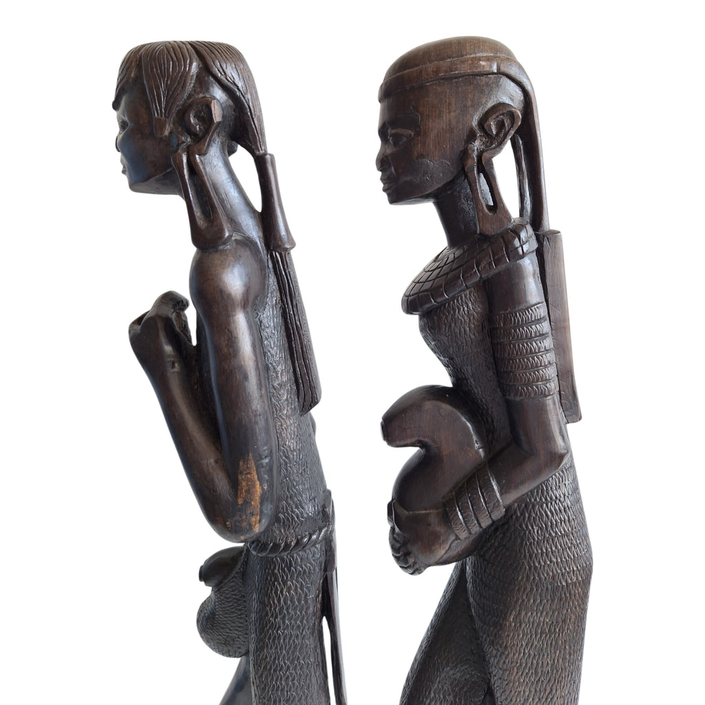 Paar houten Maasai-figuren - man en waterdraagster