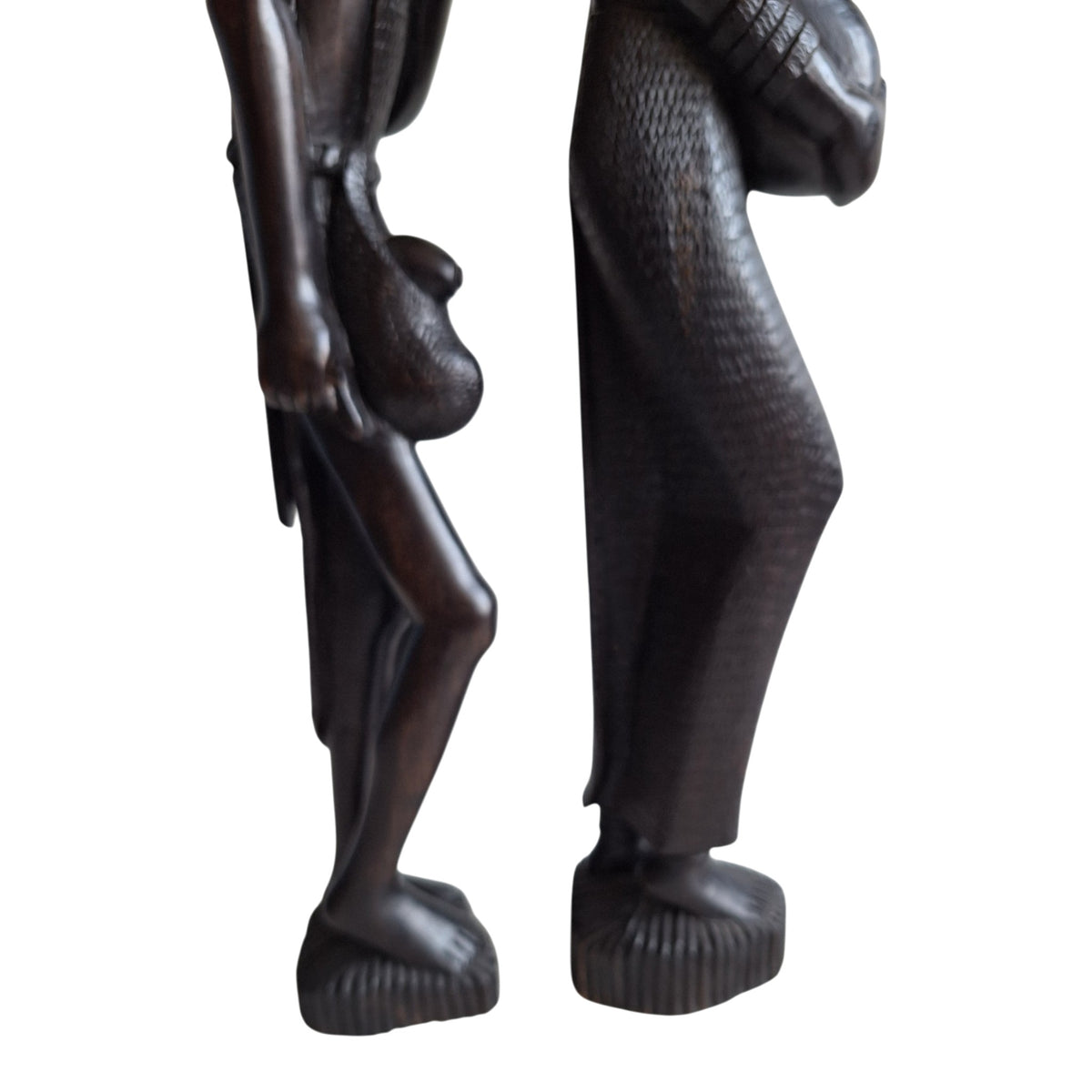 Paar houten Maasai-figuren - man en waterdraagster
