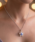 Zilveren hanger 830 met Delfts blauw keramiek en filigrein zilverwerk, afbeelding molen, inclusief zilveren ketting van 40 cm.