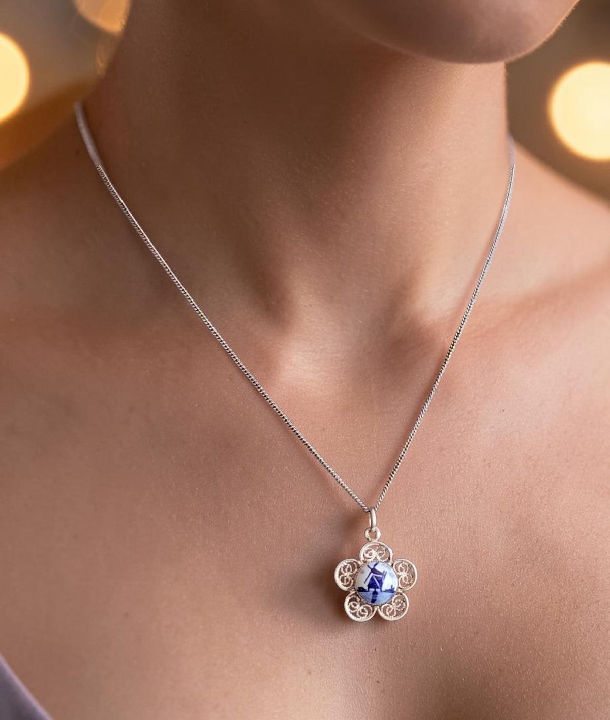 Zilveren hanger 830 met Delfts blauw keramiek en filigrein zilverwerk, afbeelding molen, inclusief zilveren ketting van 40 cm.