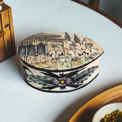 Chinees pillendoosje van been, handbeschilderd met figuren en gebouw, hoogte 2,5 cm, diameter 5,5 cm, authentiek curiosum uit China.