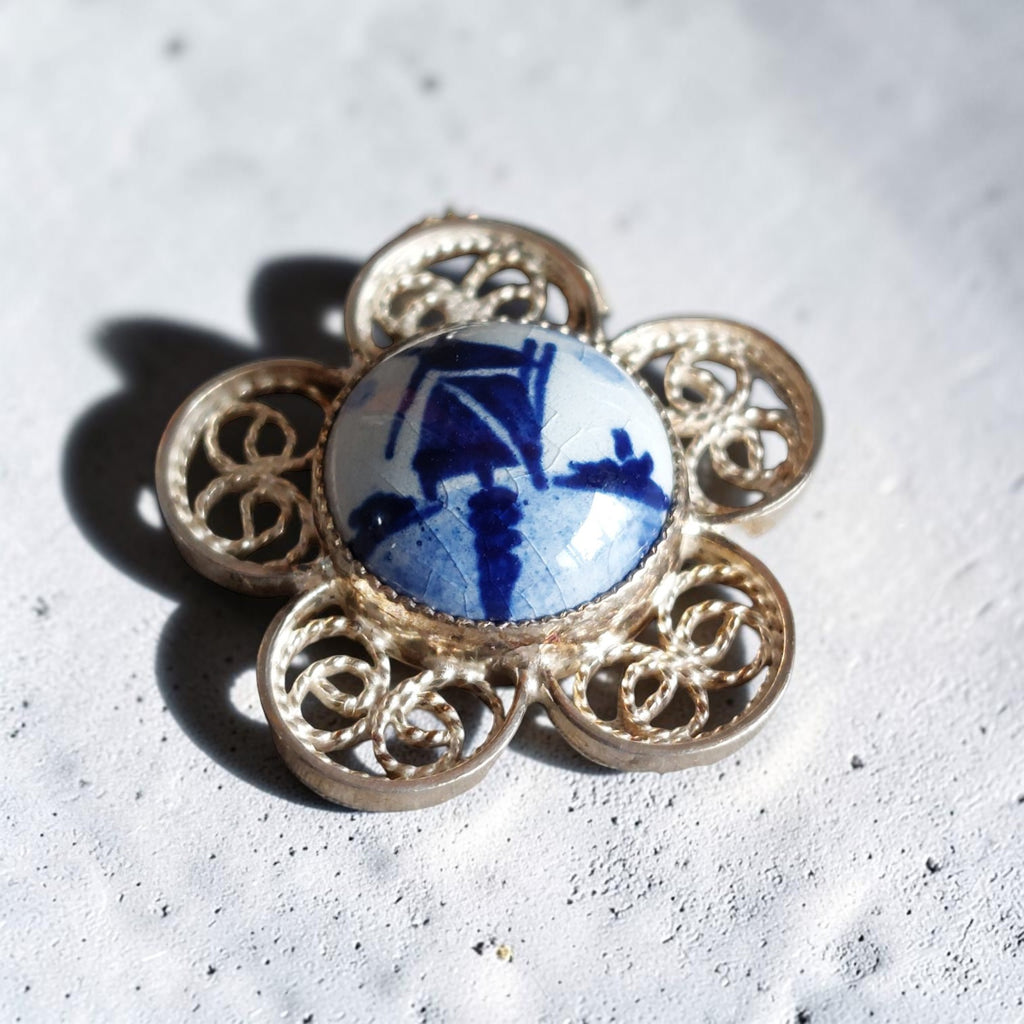 Silver Delft blue filigree pendant and chain
