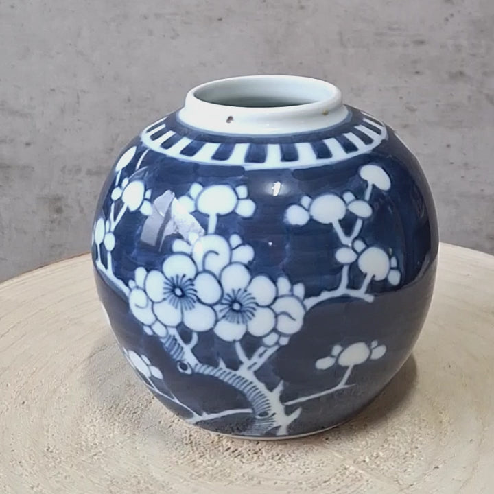 Chinesische blau-weiße Ingwer-Vase aus Porzellan mit Pflaumenblütendekor – 1960er Jahre