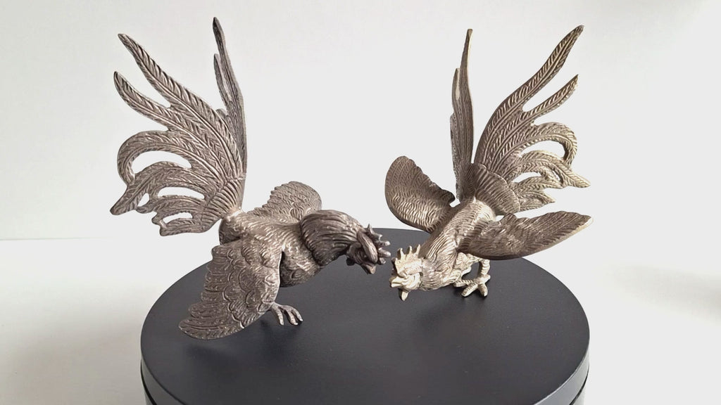 Paar metalen kemphaantjes - vechtende hanen beeldjes Frans decoratief - set van 2