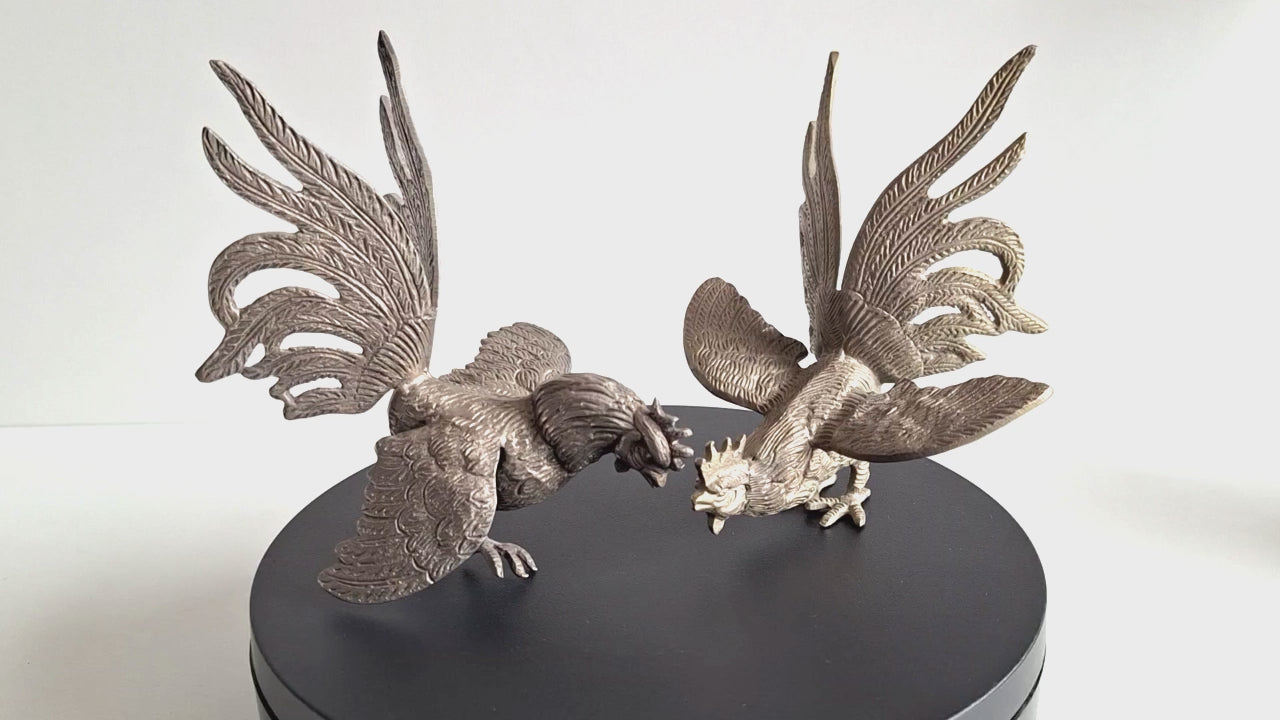 Paar metalen kemphaantjes - vechtende hanen beeldjes Frans decoratief - set van 2